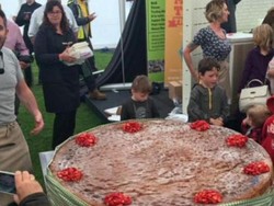 Pria Ini Berhasil Membuat Victoria Sponge Cake Terbesar di Dunia