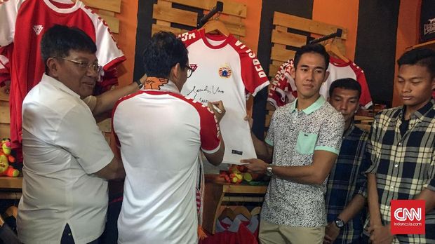 Wakil Gubernur Jakarta terpilih Sandiaga Uno menyambut baik inisiatif The Jakmania dan Persija dalam membangun bisnis atribut Persija. (