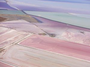 Fotografer Ini Habiskan 3 Tahun untuk Memotret Tambak Garam yang Indah Ini