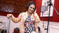Gaya Krisdayanti saat Isi OST Ayat-Ayat Cinta 2