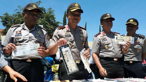 Polda Jabar Gelar Barbuk Sindikat Pemalsuan STNK Mobil dan Motor Mewah