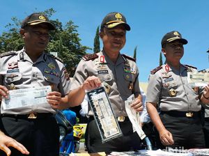 Polda Jabar Gelar Barbuk Sindikat Pemalsuan STNK Mobil dan Motor Mewah Polda Jabar Gelar Barbuk Sindikat Pemalsuan STNK Mobil dan Motor Mewah