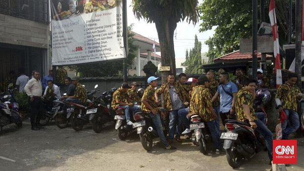 Angkatan Muda Partai Golkar (AMPG) dan Sentral Organisasi Karyawan Swadiri Indonesia (SOKSI) hadir memberikan dukungan untuk Ketua Dewan Perwakilan Rakyat (DPR) Setya Novanto sebagai tersangka korupsi pengadaan kartu tanda penduduk elektronik (e-KTP) yang mengajukan praperadilan di PN Jaksel, Selasa (12/9).