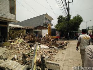 Pemkot Bekasi Tertibkan Bangunan di Bulak Kapal