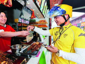 Tak Sabar Menunggu, Pengantar Makanan Ini Masak Sendiri Pesanan Konsumen di Dapur Restoran!