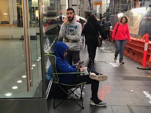 Edan! Peminat iPhone 8 Mulai Antre di Apple Store