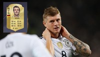 Toni Kroos berada di posisi 9 dengan rating 90. Sang gelandang mengalami update pada Pace +5, Shooting -1, Dribbling +2, Defending +4. (REUTERS/Michaela Rehle)