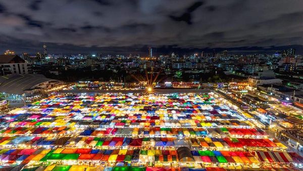 Foto: Pasar Malam Bangkok yang Mirip Game Tetris