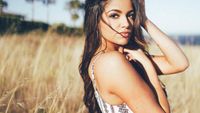Gadis Seksi Ini Salah Satu YouTuber Paling Tajir Lho