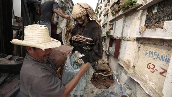Foto: Bersih-bersih Kuburan yang Tidak Biasa
