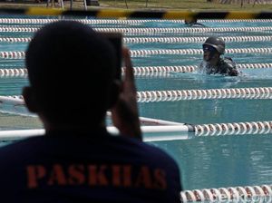 Melihat Keseruan Lomba Renang Militer