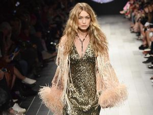 Gigi Hadid Tetap Menawan Meski Berjalan dengan Satu Sepatu di Catwalk