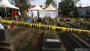 Polisi Bongkar Makam Tertuduh Pencuri Vape
