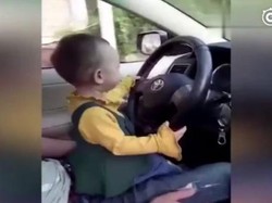 Duh, Pria Ini Biarkan Balita Kendalikan Mobil Saat Mengemudi