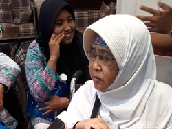 Kesabaran Nanik Dampingi Kakak yang Tunanetra Selama di Tanah Suci