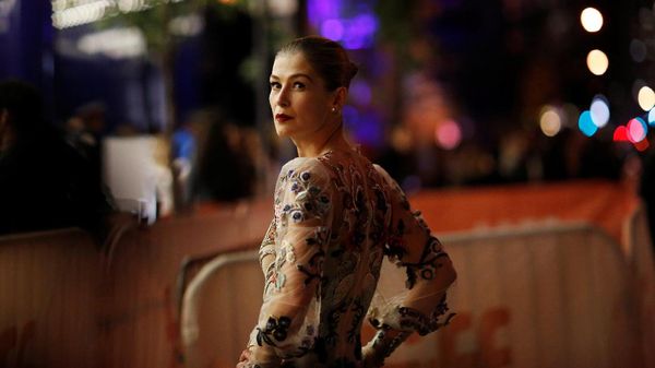 Rosamund Pike Tampil Berbunga-bunga