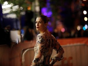 Rosamund Pike Tampil Berbunga-bunga