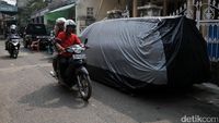 Foto: Tak Punya Garasi, Bahu Jalan pun Jadi Tempat Parkir