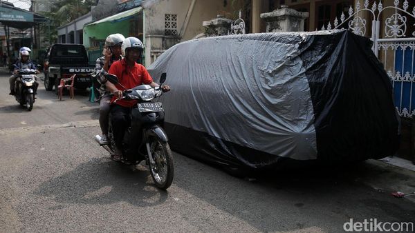Foto: Tak Punya Garasi, Bahu Jalan pun Jadi Tempat Parkir