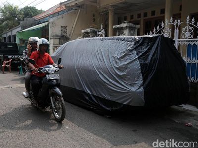 Foto: Tak Punya Garasi, Bahu Jalan pun Jadi Tempat Parkir