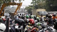 Foto: Parkir Liar Persempit Jalan di Depan Polres Jaktim
