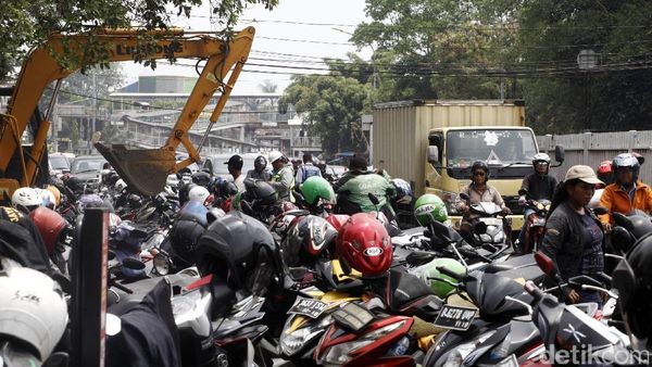Foto: Parkir Liar Persempit Jalan di Depan Polres Jaktim
