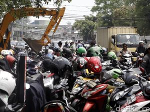 Foto: Parkir Liar Persempit Jalan di Depan Polres Jaktim