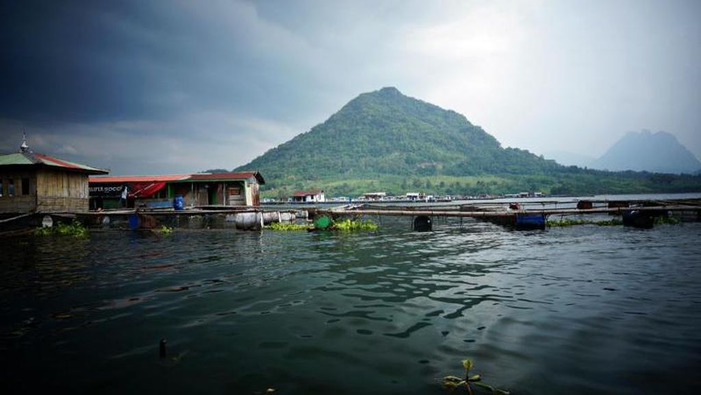 Rumah Terapung di Waduk Jatiluhur Rumah Terapung di Waduk Jatiluhur