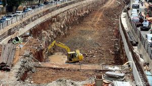 Foto: Pengerukan Underpass Mampang Terus Dikebut