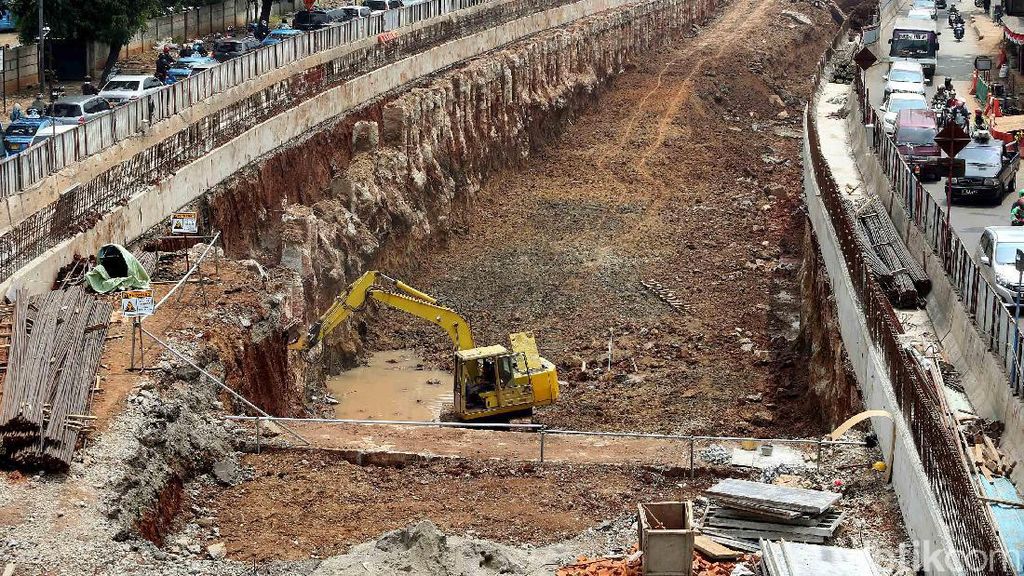 Foto: Pengerukan Underpass Mampang Terus Dikebut Foto: Pengerukan Underpass Mampang Terus Dikebut