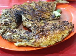 Ada Kepiting hingga Kerang Bersaus Gurih di Warung Tenda dengan Harga Ekonomis