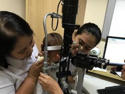 Mengenal Gejala Katarak pada Bayi yang Dialami Anak Asri Welas