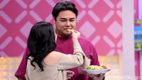 Ciee...Ayu Ting Ting Suapin Ivan Gunawan
