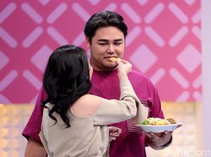 Ciee...Ayu Ting Ting Suapin Ivan Gunawan