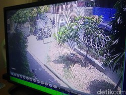 Aksi Maling Motor di Masjid Al-Anshor Bekasi Terekam CCTV