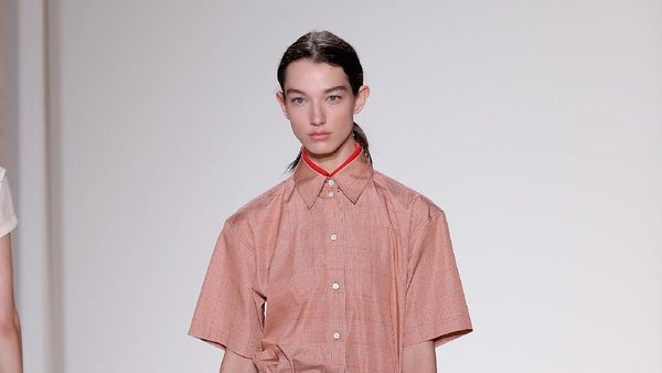 Foto: 25 Koleksi Victoria Beckham di New York Fashion Week 2017