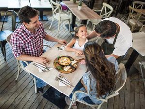 Pengunjung Bawa Anak hingga Berbadan Gemuk Dilarang Masuk Resto Ini