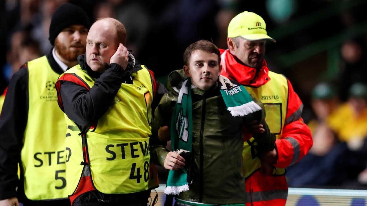 Penyusup lapangan yang hendak serang Kylian Mbappe (Foto: Russell Cheyne/REUTERS)