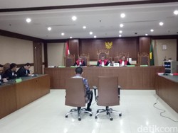 Bacakan Pleidoi, Bupati Buton Nonaktif Pamer Prestasi