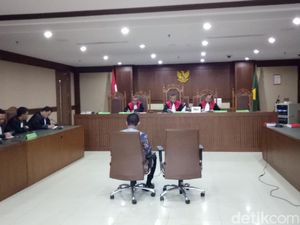 Bacakan Pleidoi, Bupati Buton Nonaktif Pamer Prestasi Bacakan Pleidoi, Bupati Buton Nonaktif Pamer Prestasi