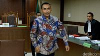 Bupati Buton Nonaktif Bacakan Pledoi
