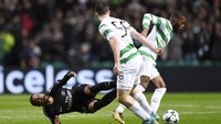 Neymar harus jatuh-bangun saat dibendung Ralston dan rekannya di Celtic, Olivier Ntcham. (Foto: Andy BUCHANAN/AFP PHOTO)
