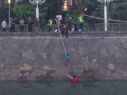 Ngantuk, Ibu dan Anak Terperosok di Sungai Depan Masjid Istiqlal