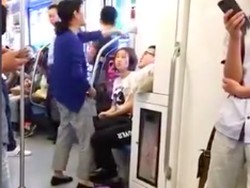 Tak Diberi Tempat Duduk di Kereta, Wanita Ini Lakukan Aksi Kocak