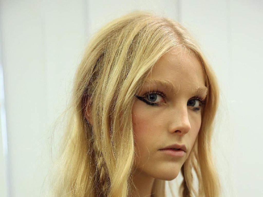 Tren Pakai Eyeliner Terbalik dari New York Fashion Week Spring/Summer 2018 Tren Pakai Eyeliner Terbalik dari New York Fashion Week Spring/Summer 2018