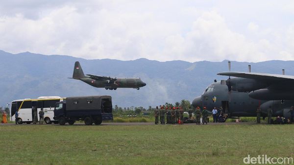 Foto: Pesawat Pembawa Bantuan untuk Rohingya Transit di Aceh