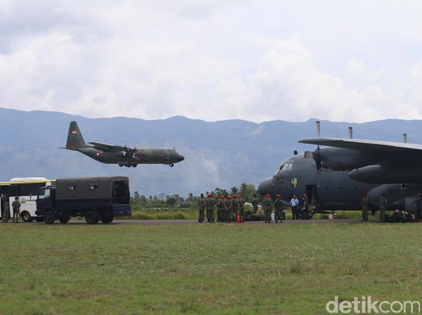 Foto: Pesawat Pembawa Bantuan untuk Rohingya Transit di Aceh