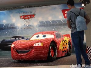 Unik, Mobil Ini Terbuat dari 5.500 Mobil-mobilan