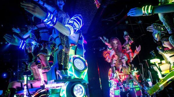 Foto: Dilayani Cewek Seksi dan Robot di Jepang