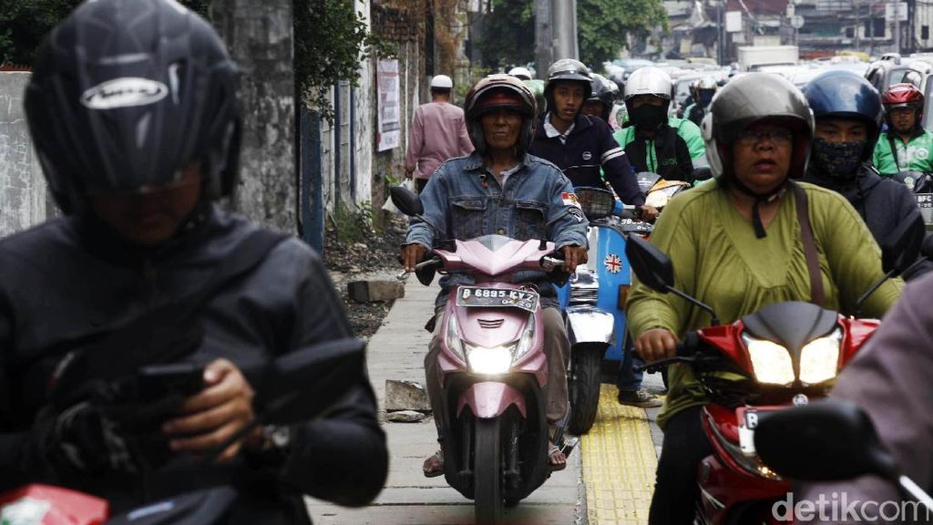 Hindari Macet dan Bekas Galian, Pemotor Terobos Trotoar Hindari Macet dan Bekas Galian, Pemotor Terobos Trotoar